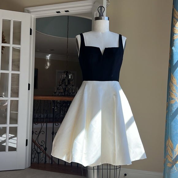 Absolutely stunning HALSTON Heritage Evening collection - Picture 3 of 11